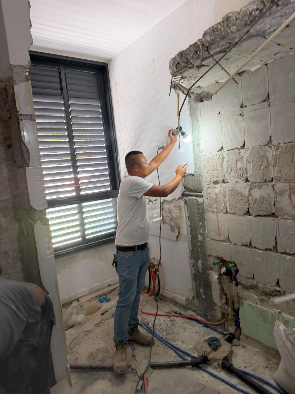 בעל מקצוע מצוות א.א שיפוצים מבצע עבודות חשמל ואינסטלציה באתר בנייה